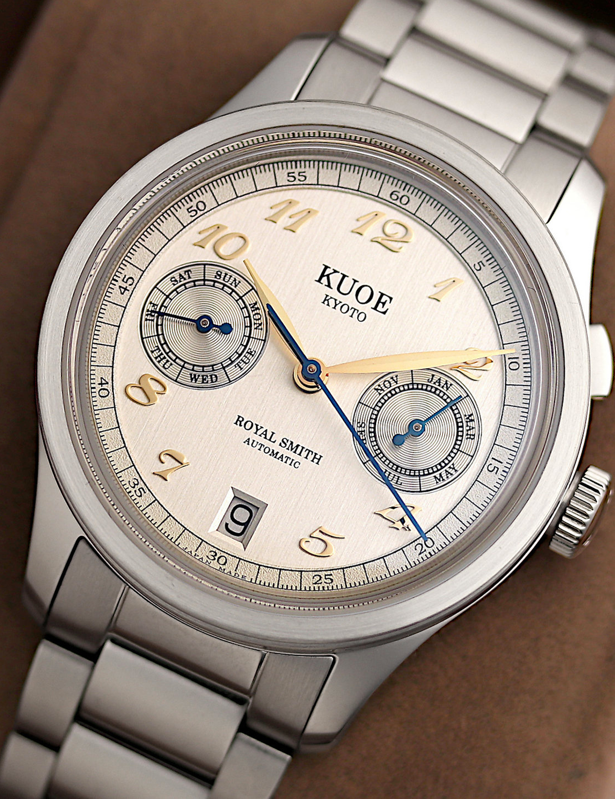KUOE ROYAL SMITH 90-010 IVORY X VERTICAL BRUSHED DIAL / FLAT-LINK BRACELET / EXHIBITION CASEBACK