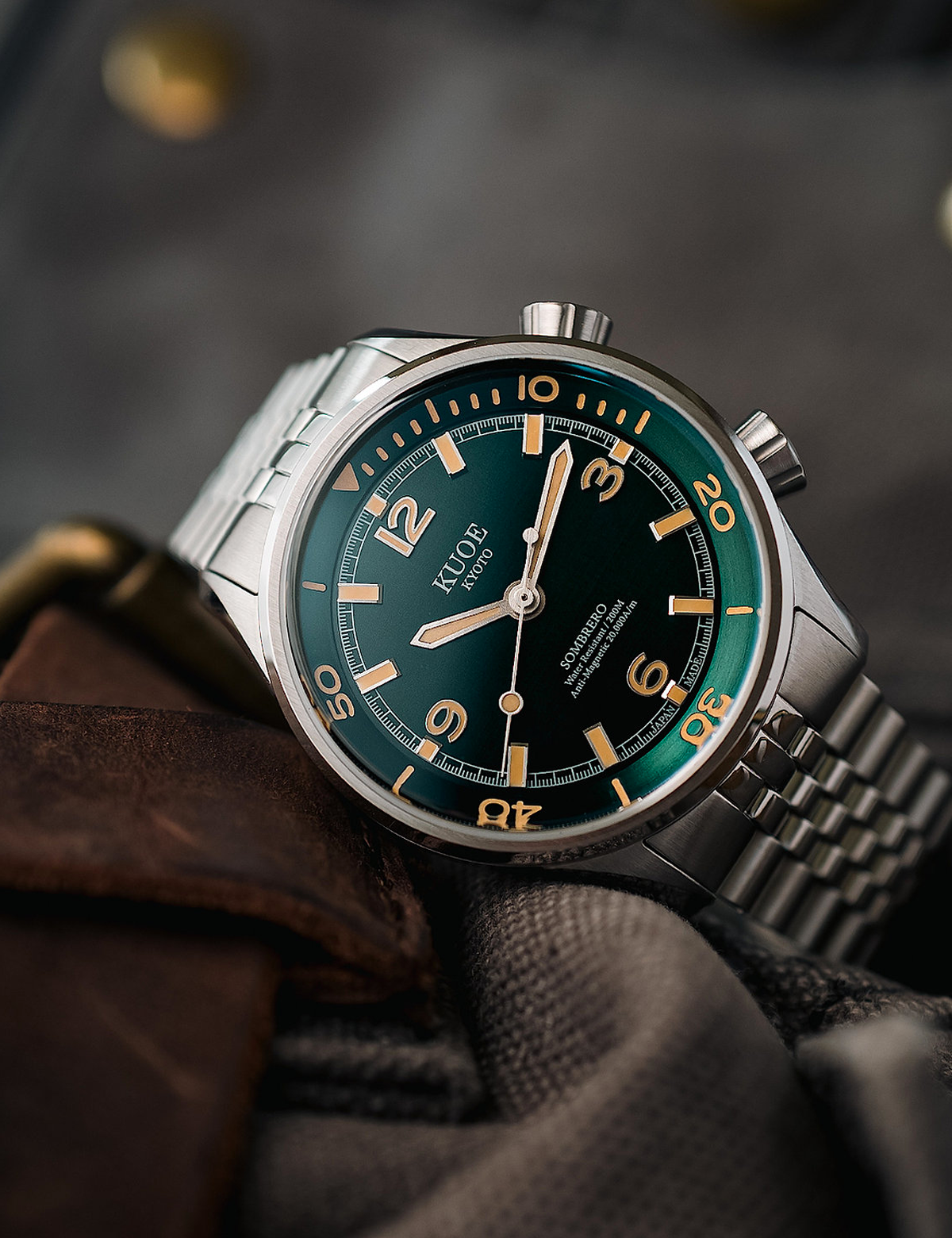 KUOE SOMBRERO 90-011 GREEN LINEN TEXTURED DIAL FLAT-LINK BRACELET