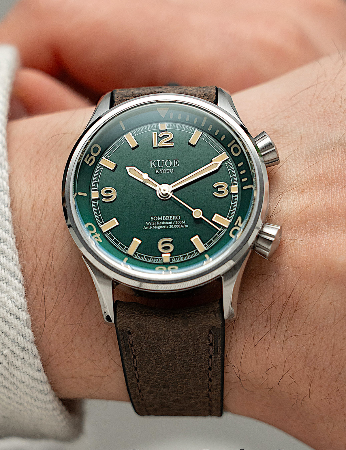 KUOE SOMBRERO 90-011 GREEN LINEN TEXTURED DIAL FLAT-LINK BRACELET