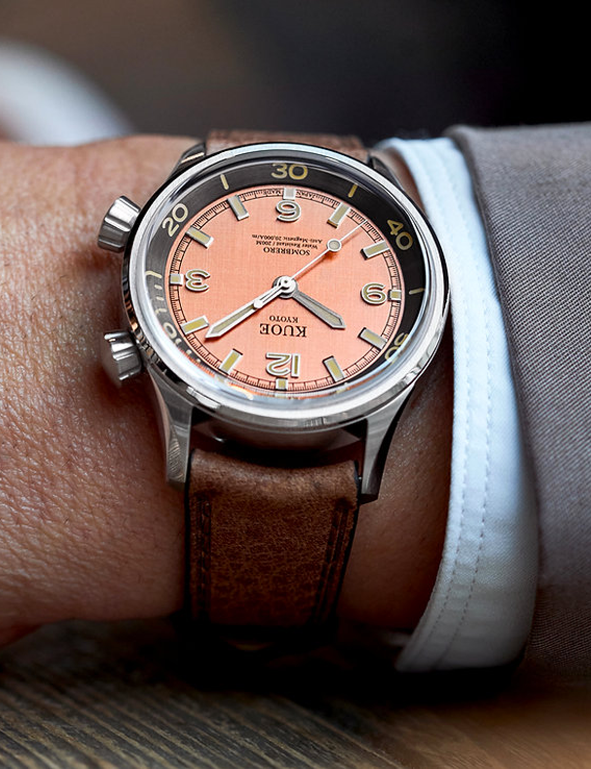 KUOE SOMBRERO 90-011 SALMON PINK LINEN TEXTURED DIAL BRACELET FLAT LINK