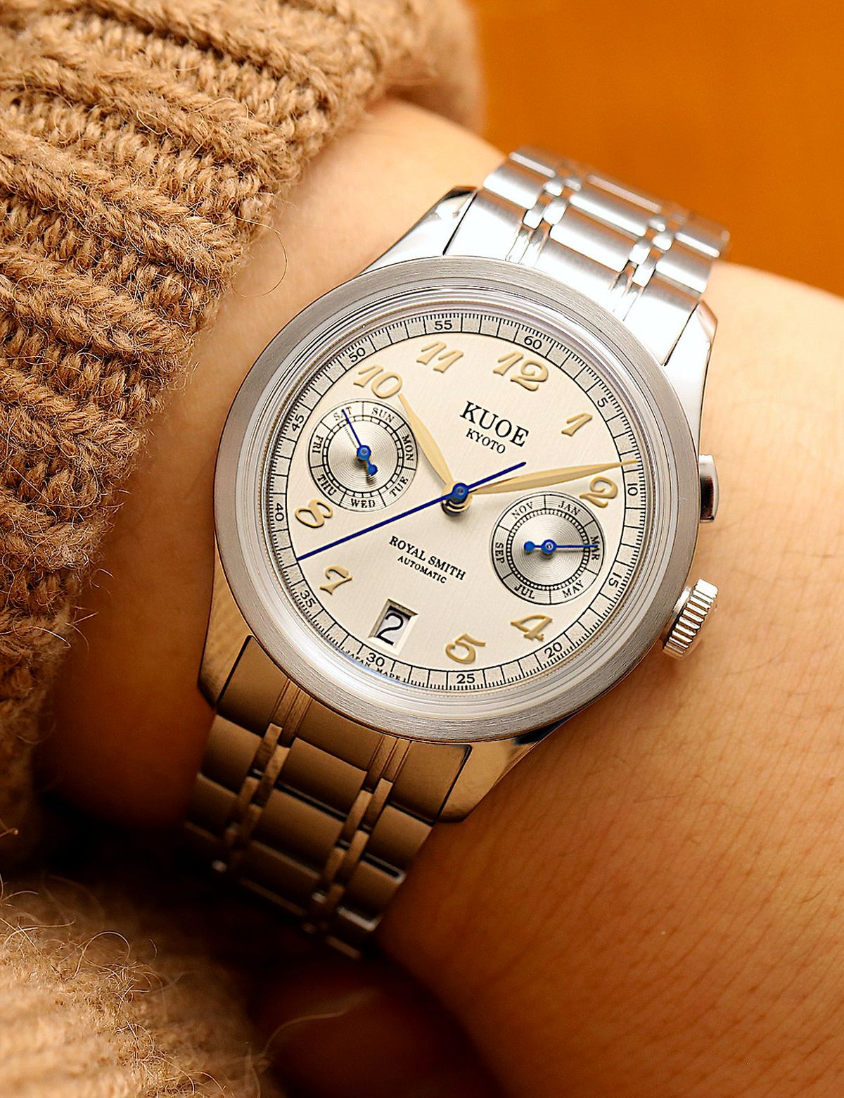 KUOE ROYAL SMITH 90-010 IVORY X VERTICAL BRUSHED DIAL / MIXED-LINK BRACELET / MEDAILLON CASEBACK